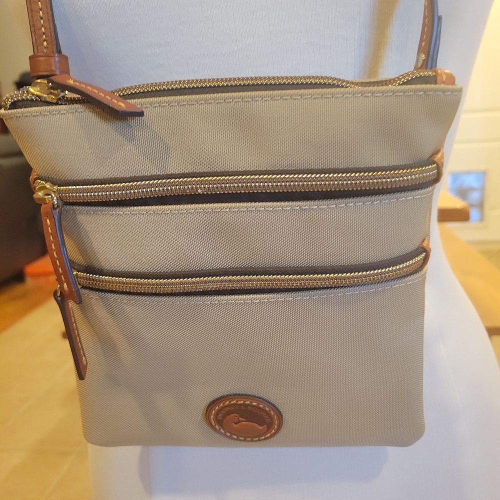 👜EUC~DOONEY & BOURKE CROSSBODY BAG